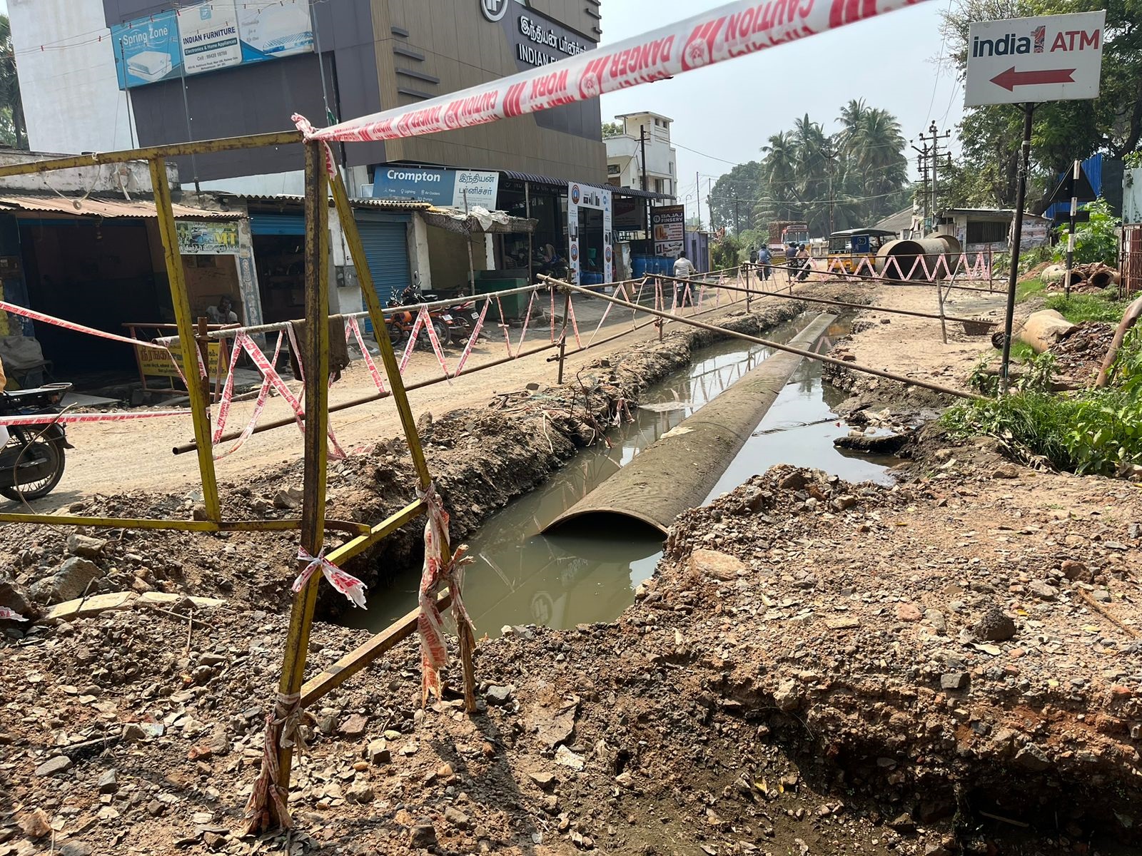 மேட்டுப்பாளையத்தில் குடிநீர் பணிக்காக தோண்டப்பட்ட குழியால் வாகன ஓட்டிகள் அவதி