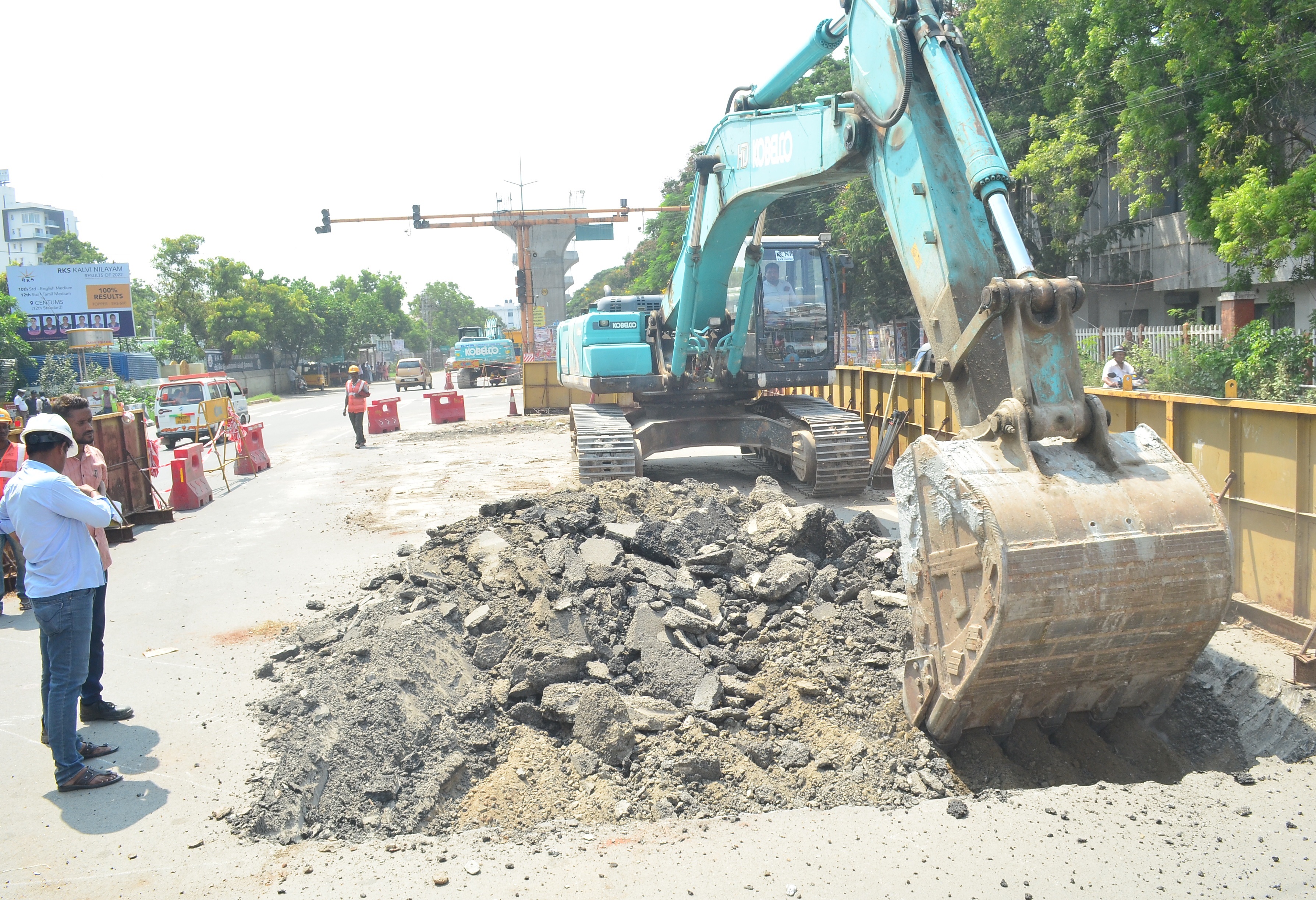 கோவை-அவினாசி சாலை அண்ணா சிலை சிக்னலில் தூண் அமைக்கும் பணி கோவை-அவினாசி சாலை அண்ணா சிலை சிக்னலில் தூண் அமைக்கும் பணி