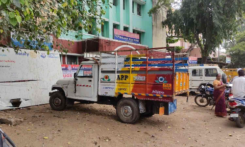 வேனில் மணல் கடத்திய 2 பேர் கைது