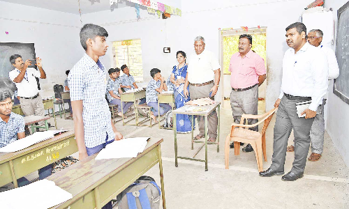 மயிலாடும்பாறையில் அரசு பள்ளிகளில் நான் முதல்வன் திட்டம் குறித்து ஆய்வு