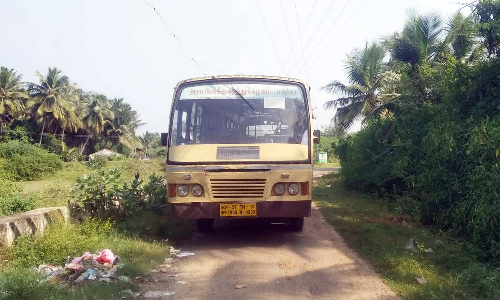 சாணார்பட்டியில் போக்குவரத்துக்கு பயனற்ற அரசு பஸ்சால் மாணவர்கள் அவதி