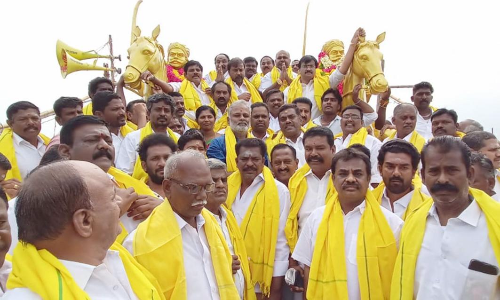 மருது சிலைகளுக்கு அ.தி.மு.க.வினர் மரியாதை