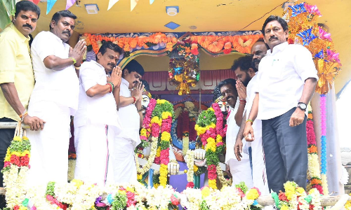 மருதுபாண்டியர்கள் சிலைகளுக்கு கே.டி.ராஜேந்திரபாலாஜி மரியாதை