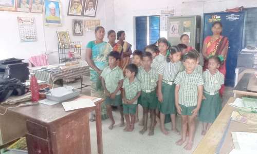 அத்திக்கானூர் ஊராட்சி ஒன்றிய தொடக்கப்பள்ளி மாணவர்களை  வங்கிப் புத்தகம் கேட்டு பள்ளியை விட்டு வெளியேற்றியதால் பெற்றோர்கள் முற்றுகை