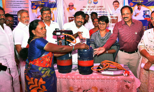 5 கிலோ எரிவாயு சிலிண்டர்கள் வழங்கும் விழா