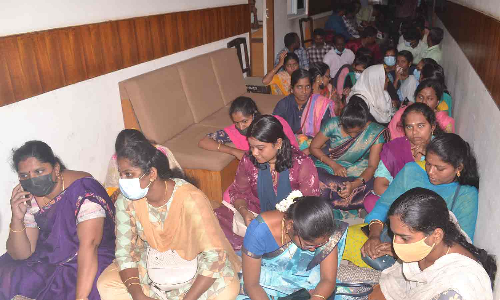 அரசு செயலர் அலுவலகத்தை முற்றுகையிட்ட அமைச்சக ஊழியர்கள்