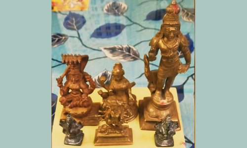 வீட்டில் பதுக்கி வைத்திருந்த 4 ஐம்பொன் சிலைகள் உட்பட 6 சிலைகள் பறிமுதல்- 3 வாலிபர்கள் கைது