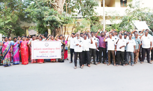 கிராம உதவியாளர் சங்கத்தினர் காலமுறை ஊதியம் கேட்டு ஆர்ப்பாட்டம்