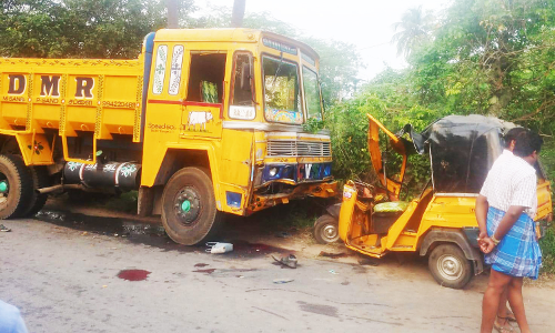 லாரி மீது ஆட்டோ மோதி தொழிலாளி பலி