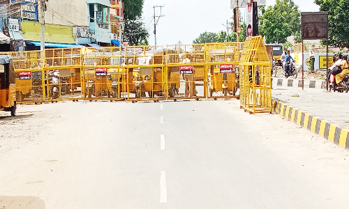 ஆற்காடு சாலையில் முள்வேலி தடுப்புகள்