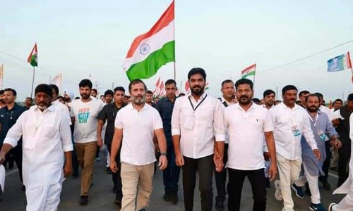 பா.ஜ.க., டி.ஆர்.எஸ். இரு கட்சிகளும் எம்.எல்.ஏ.க்களை விலைக்கு வாங்குகின்றன - ராகுல் காந்தி குற்றச்சாட்டு