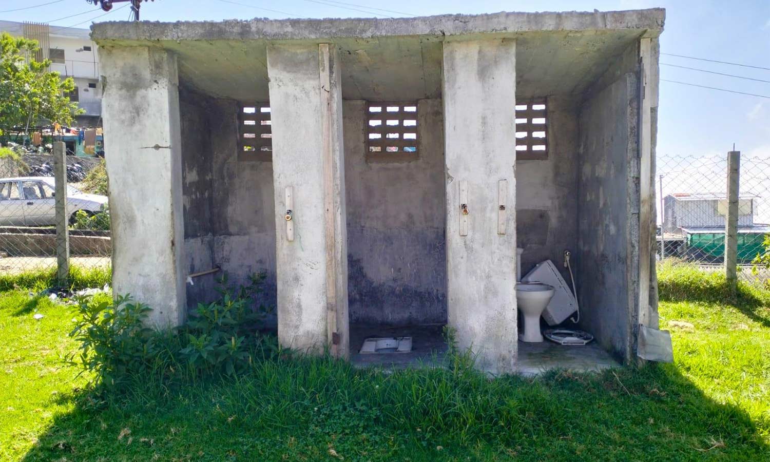 கொடைக்கானல் கோட்டாட்சியர் அலுவலகத்தில் காட்சி பொருளான கழிப்பறைகள் கொடைக்கானல் கோட்டாட்சியர் அலுவலகத்தில் காட்சி பொருளான கழிப்பறைகள்