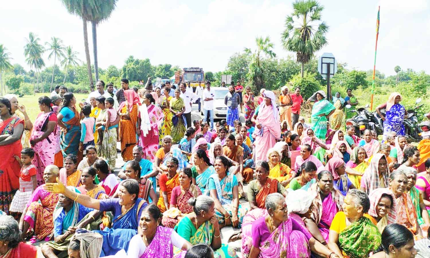 வந்தவாசி-திண்டிவனம் சாலையில் கிராம மக்கள் மறியல்