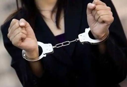 தொடர் திருட்டில் ஈடுபட்ட  இளம்பெண் கைது