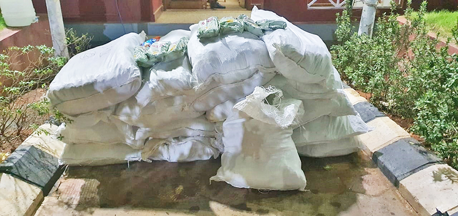 பாவூர்சத்திரம் பள்ளி அருகே குட்கா விற்ற வாலிபருக்கு வலைவீச்சு - ரூ.1.42 லட்சம் குட்கா பறிமுதல்