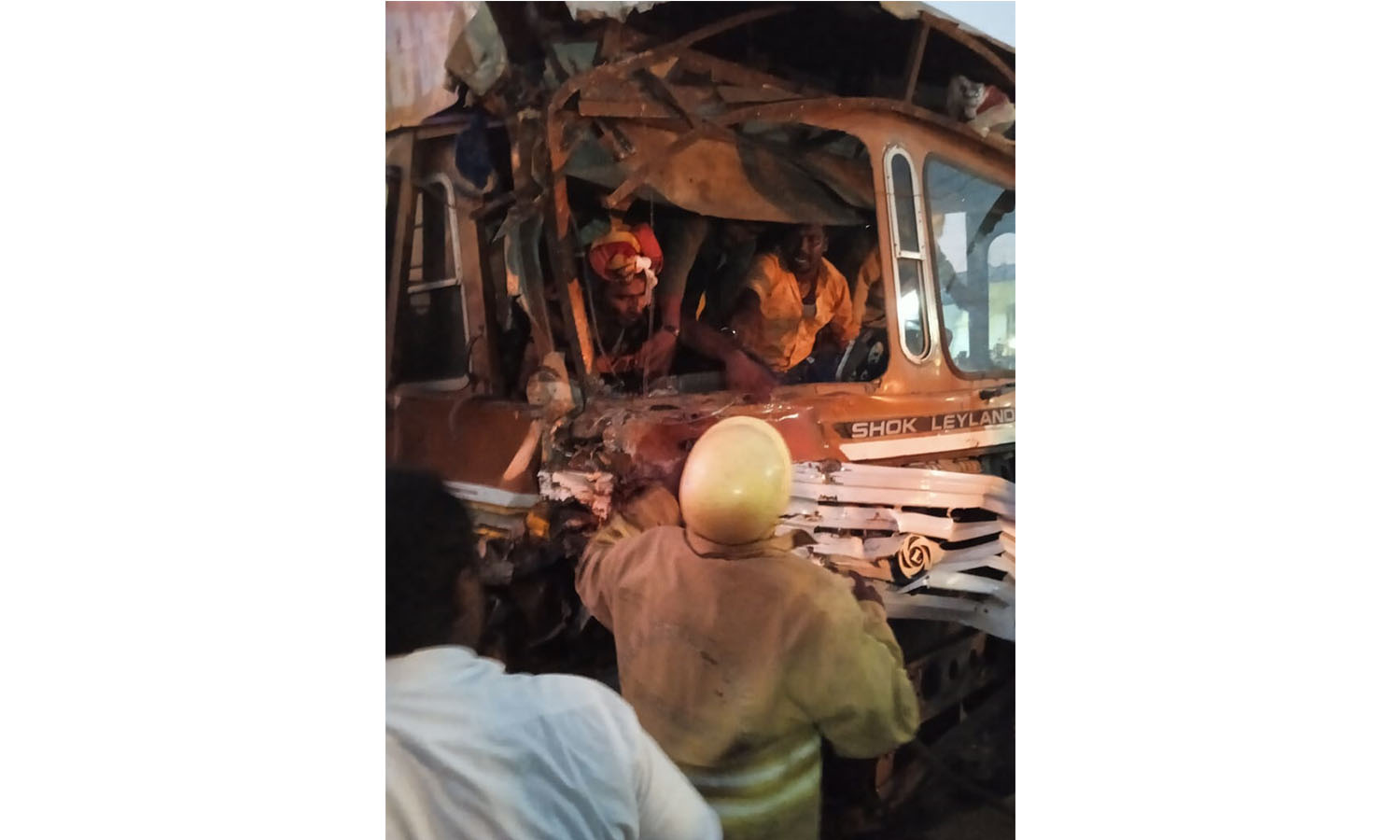 ஊத்தங்கரை அருகே  2 டாரஸ் லாரிகள் நேருக்கு நேர் மோதி விபத்து  -டிரைவர் கால் முறிவு-போக்குவரத்து பாதிப்பு