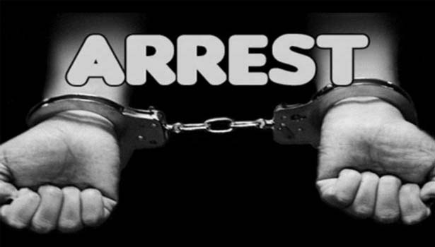 தூத்துக்குடியில்  ஆயுதங்களுடன் பதுங்கி இருந்த 3 வாலிபர்கள் கைது