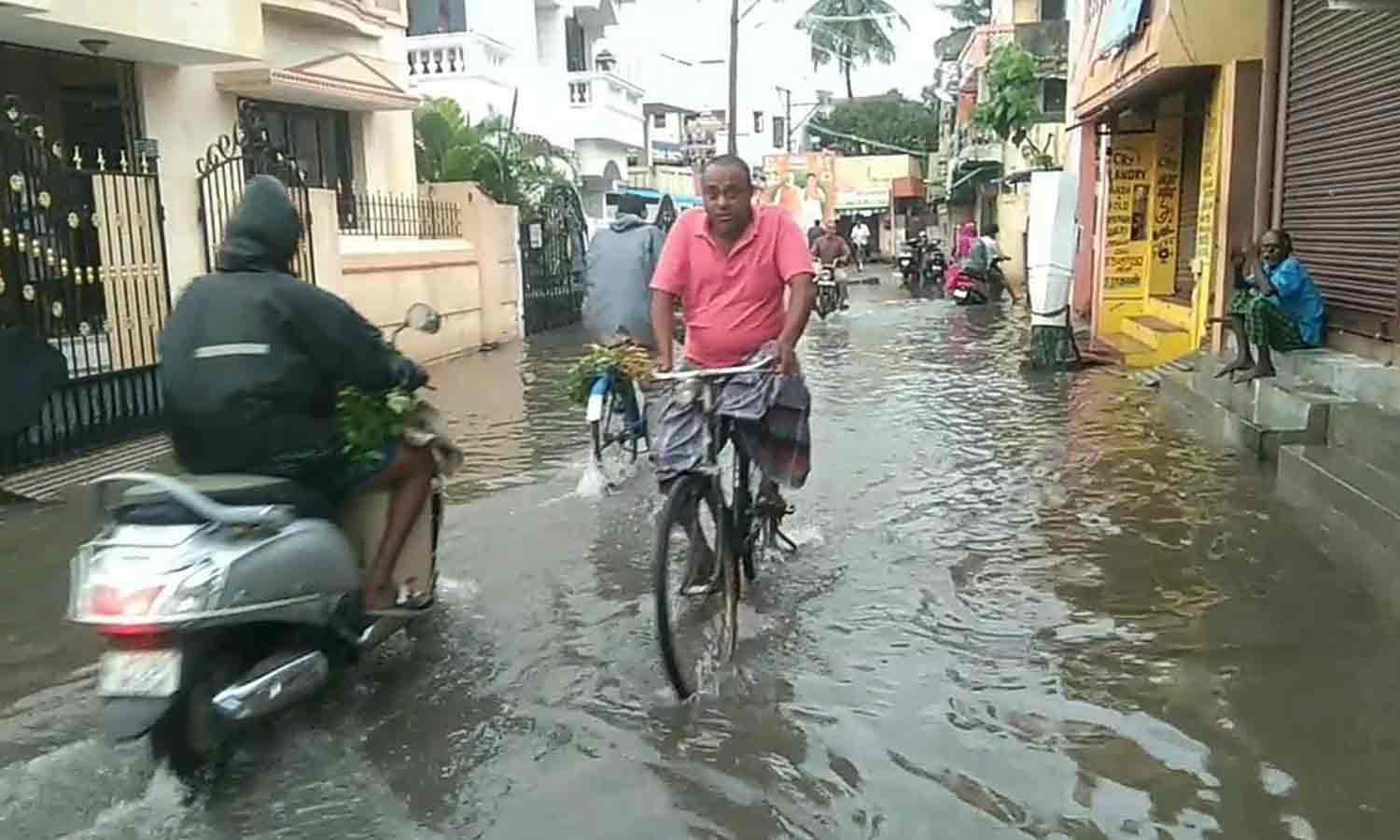 புதுவையில் மழை வெள்ளம் சூழ்ந்தது புதுவையில் மழை வெள்ளம் சூழ்ந்தது