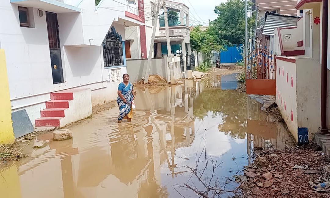 கழிவு நீரை அகற்ற கோரி பொதுமக்கள் மறியல்