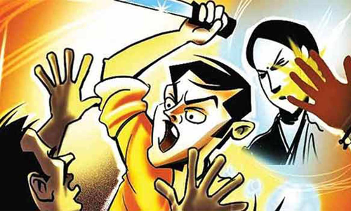 2-வது திருமணம் செய்த தந்தையை அரிவாளால் வெட்டிய மகன்கள் கைது