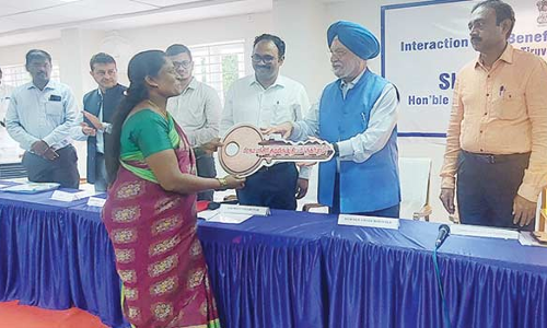 திருவள்ளூர் கலெக்டர் அலுவலகத்தில் பொதுமக்களுக்கு நலத்திட்ட உதவிகள்- மத்திய மந்திரி வழங்கினார்