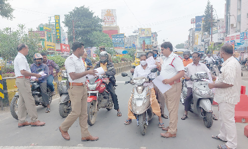 போக்குவரத்து விதிமீறல்:   துண்டு பிரசுரங்களை வழங்கி விழிப்புணர்வு