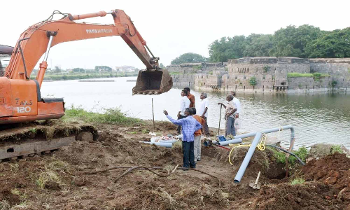 வேலூர் கோட்டை அகழியில் இருந்து ஜலகண்டேஸ்வரர் கோவிலுக்குள் தண்ணீர் வருவதை தடுக்க 10 ராட்சத நீர்மூழ்கி மோட்டார் தயார்