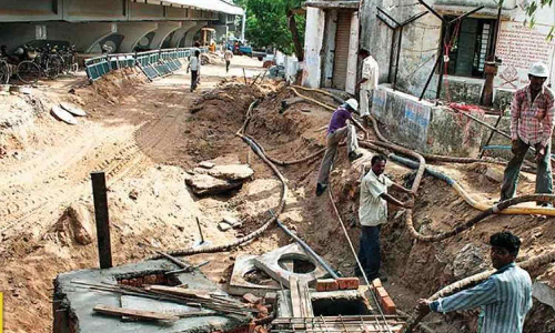 கேரளாவில் கட்டப்பட்டு வந்த மேம்பாலம் இடிந்து விழுந்து விபத்து- தொழிலாளி படுகாயம்