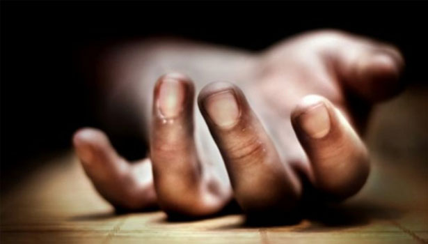 கயத்தாறு அருகே மோட்டார் சைக்கிள் குளத்தில் பாய்ந்து தொழிலாளி சாவு கயத்தாறு அருகே மோட்டார் சைக்கிள் குளத்தில் பாய்ந்து தொழிலாளி சாவு