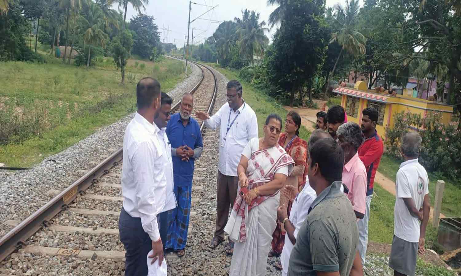 தண்டவாளத்துக்கு கீழ் தரைப்பாலம் அமைப்பதற்கான இடத்தை அதிகாரி ஆய்வு