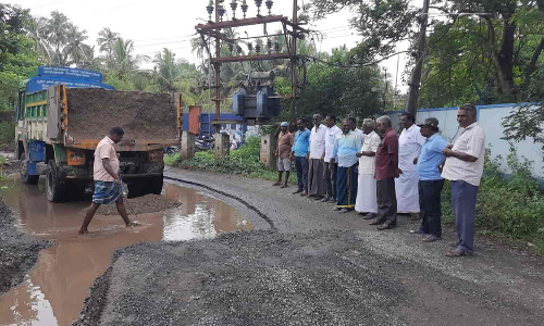 தொடர் மழையின் காரணமாக திடீர் பள்ளம்