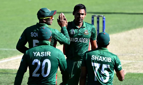 டி20 உலக கோப்பை - ஜிம்பாப்வேயை 3 ரன் வித்தியாசத்தில் போராடி வீழ்த்தியது வங்காளதேசம்