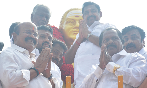 சென்னை நந்தனத்தில் உள்ள முத்துராமலிங்க தேவர் சிலைக்கு தலைவர்கள் மாலை அணிவிப்பு