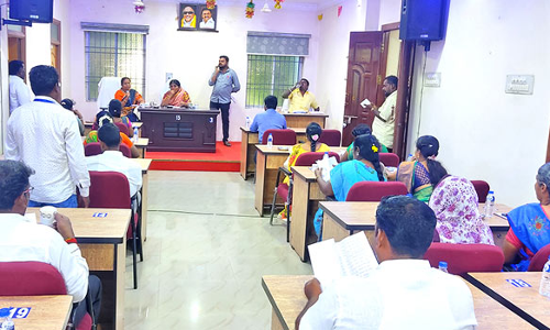 பாதாள சாக்கடை திட்டப்பணிகளை விரைந்து முடிக்க வேண்டும்- கவுன்சிலர்கள் கோரிக்கை