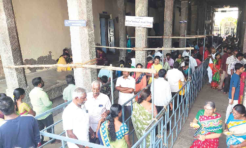 இன்று மாலை சூரசம்ஹாரம்  - திருப்பூர் முருகன் கோவில்களில் பக்தர்கள் குவிந்தனர்