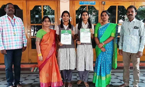 மாவட்ட அளவிலான இறகு பந்து விளையாட்டு போட்டியில்  அதியமான் மெட்ரிக் பள்ளி மாணவர்கள் சாதனை