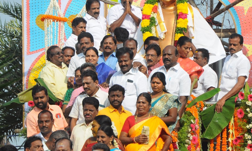 முத்துராமலிங்க தேவர் சிலைக்கு அரசியல் கட்சியினர் மாலை அணிவிப்பு