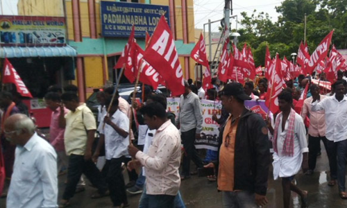 மாமல்லபுரத்தில் செங்கொடி பேரணி- தனியார், அரசுத்துறை தொழிலாளர்கள் பங்கேற்பு