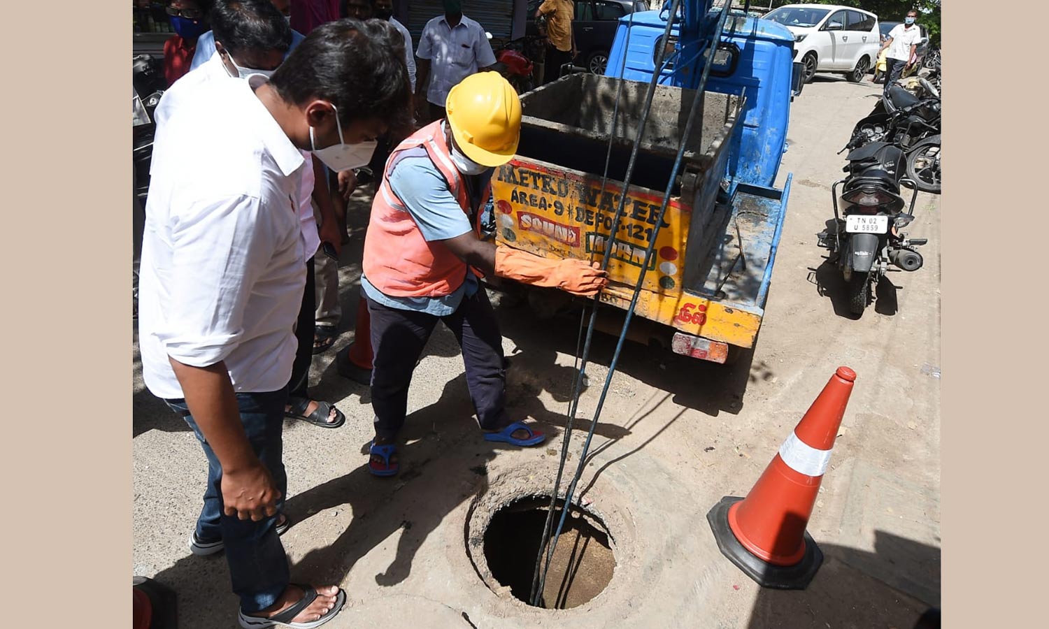வடகிழக்கு பருவமழை தீவிரம்- சென்னையில் 2106 தெருக்களில் நாளை முதல் தூர்வாரும் பணி வடகிழக்கு பருவமழை தீவிரம்- சென்னையில் 2106 தெருக்களில் நாளை முதல் தூர்வாரும் பணி