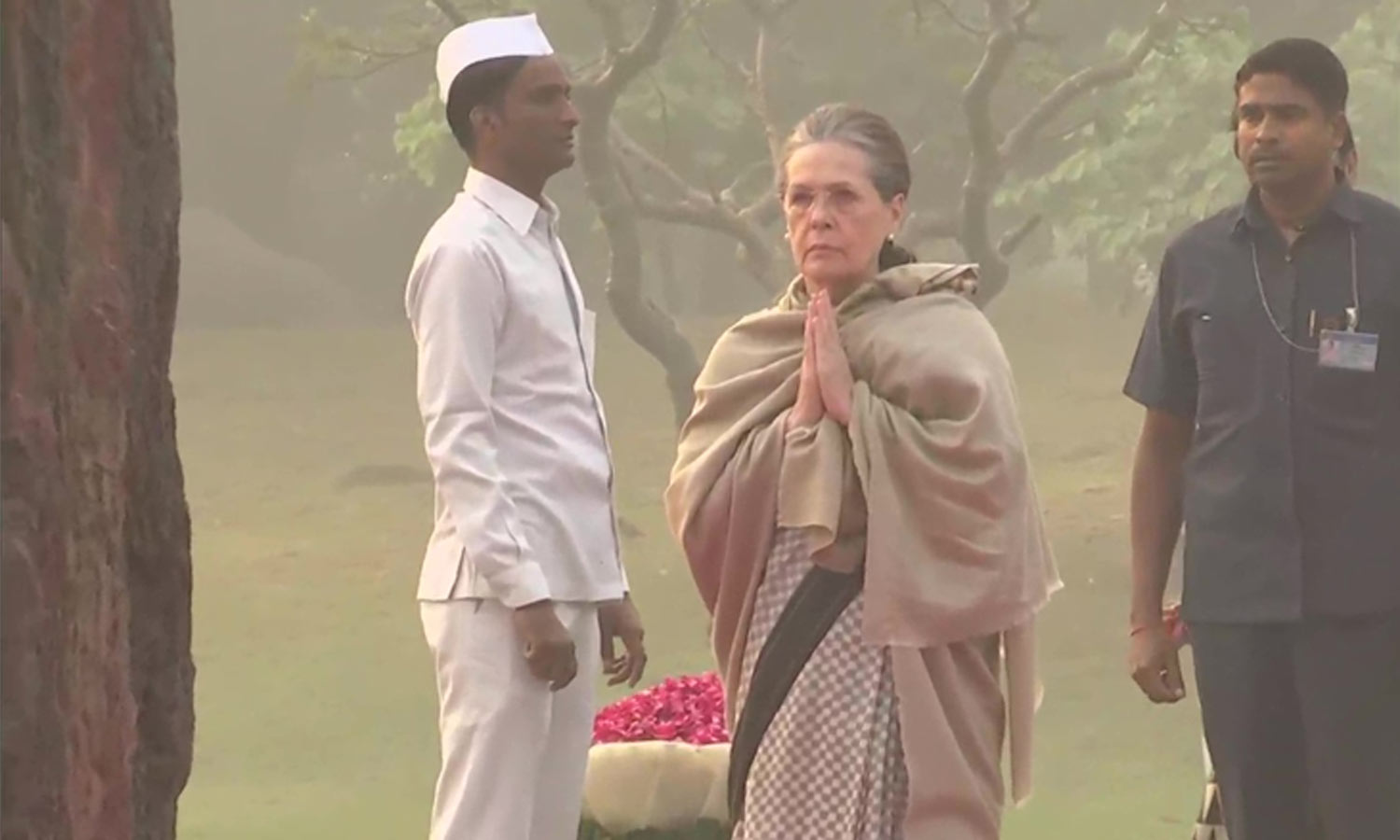 முன்னாள் பிரதமர் இந்திரா காந்தி நினைவு தினம்- சோனியா, ராகுல் காந்தி மரியாதை முன்னாள் பிரதமர் இந்திரா காந்தி நினைவு தினம்- சோனியா, ராகுல் காந்தி மரியாதை