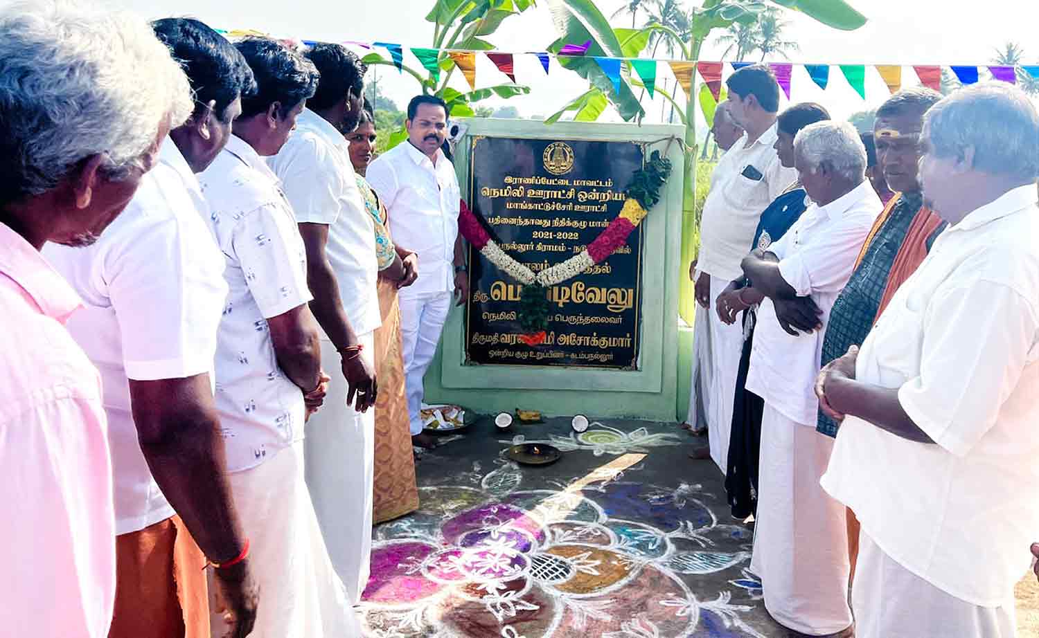 மாங்காட்டு சேரியில் சிறு பாலம் திறப்பு மாங்காட்டு சேரியில் சிறு பாலம் திறப்பு