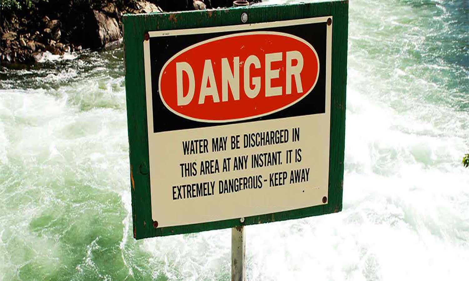 தண்ணீரில் மூழ்கி பலியாகும் சுற்றுலா பயணிகள் தண்ணீரில் மூழ்கி பலியாகும் சுற்றுலா பயணிகள்