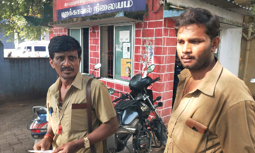 திண்டுக்கல் பஸ்நிலையத்தில் அரசு பஸ் டிரைவர், கண்டக்டரை தாக்கிய மாணவர்கள்