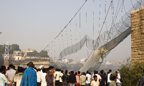குஜராத் தொங்குபாலம் விபத்து- பலி எண்ணிக்கை 142ஆக உயர்ந்தது