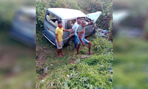 வாழப்பாடி அருகே விபத்து   கார் பள்ளத்தில் கவிழ்ந்து  வியாபாரி உள்பட 6 பேர் படுகாயம்