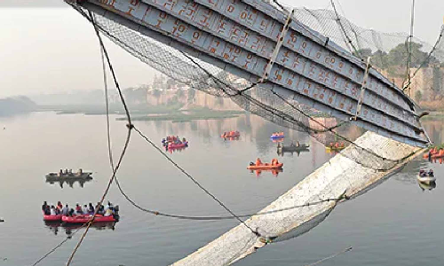 தொங்கு பாலம் விபத்து- பாலத்தை புதுப்பித்த கட்டுமான நிறுவனத்தை சேர்ந்த 9 பேர் கைது