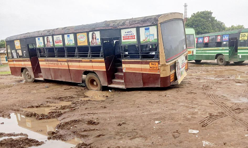 திட்டக்குடியில் அவலம்  சேறும் சகதியுமாக காட்சி தரும் அரசு பஸ் பணிமனை