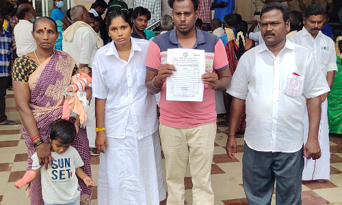 தவறான அறுவை சிகிச்சை  செய்த   கடலூர் அரசு ஆஸ்பத்திரி டாக்டர் மீது விசாரணை நடத்த வேண்டும்   கணவன்- மனைவி கலெக்டரிடம்  புகார் மனு