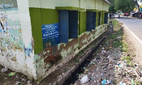 அரசு பள்ளி அருகே தேங்கியுள்ள கழிவு நீரால் நோய் பரவும் அபாயம்