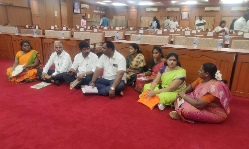 வேலூர் மாநகராட்சி கூட்டரங்கில் அ.தி.மு.க. கவுன்சிலர்கள் உள்ளிருப்பு போராட்டம்